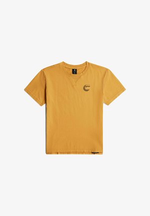 Mosterdgele T-shirt met korte mouwen, met een klein donker logo op de linkerborst en een zwart label dicht bij de onderste zoom.