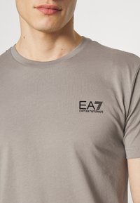 EA7 Emporio Armani Pamata T-krekls - grigio chiaro