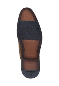 Bruine suède schoen met een gestructureerde rubberen zool. De zool heeft een rasterpatroon en blauwe stiksels langs de zijkanten. Maat 42 gemarkeerd.