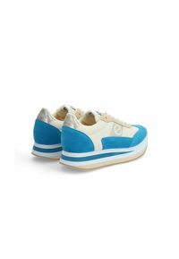 Sneakers in suede blu e tela crema con un tacco metallico argento. Presentano una suola bianca con strisce blu alla base.