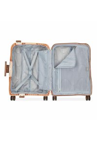 Valigia rigida di colore pesca chiaro con un interno a strisce blu chiaro. Dotata di cinghie e una tasca in rete con zip per l'organizzazione. Quattro ruote.