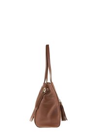 Sac à épaule en cuir marron avec surface texturée, longues sangles, un gland à l'avant et une boucle dorée sur fond blanc.
