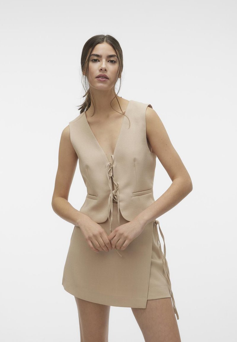 Vero Moda - VMROSE TIE VEST - Vesta - beige, Zvětšit