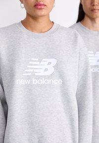 New Balance ESSENTIALS LOGO CREW UNISEX - Sweatshirt - athletic grey
