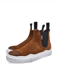 Botas de tobillo de ante marrón con paneles laterales elásticos, suelas de goma blanca y un acabado texturizado. Incluyen tiradores para facilitar su uso.