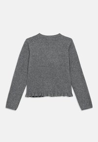 Γκρι πλεκτό πουλόβερ με μακριά μανίκια, στρογγυλή λαιμόκοψη και βολάν στο τελείωμα. διαθέτει απαλό, υφασμάτινο υλικό με υφή.