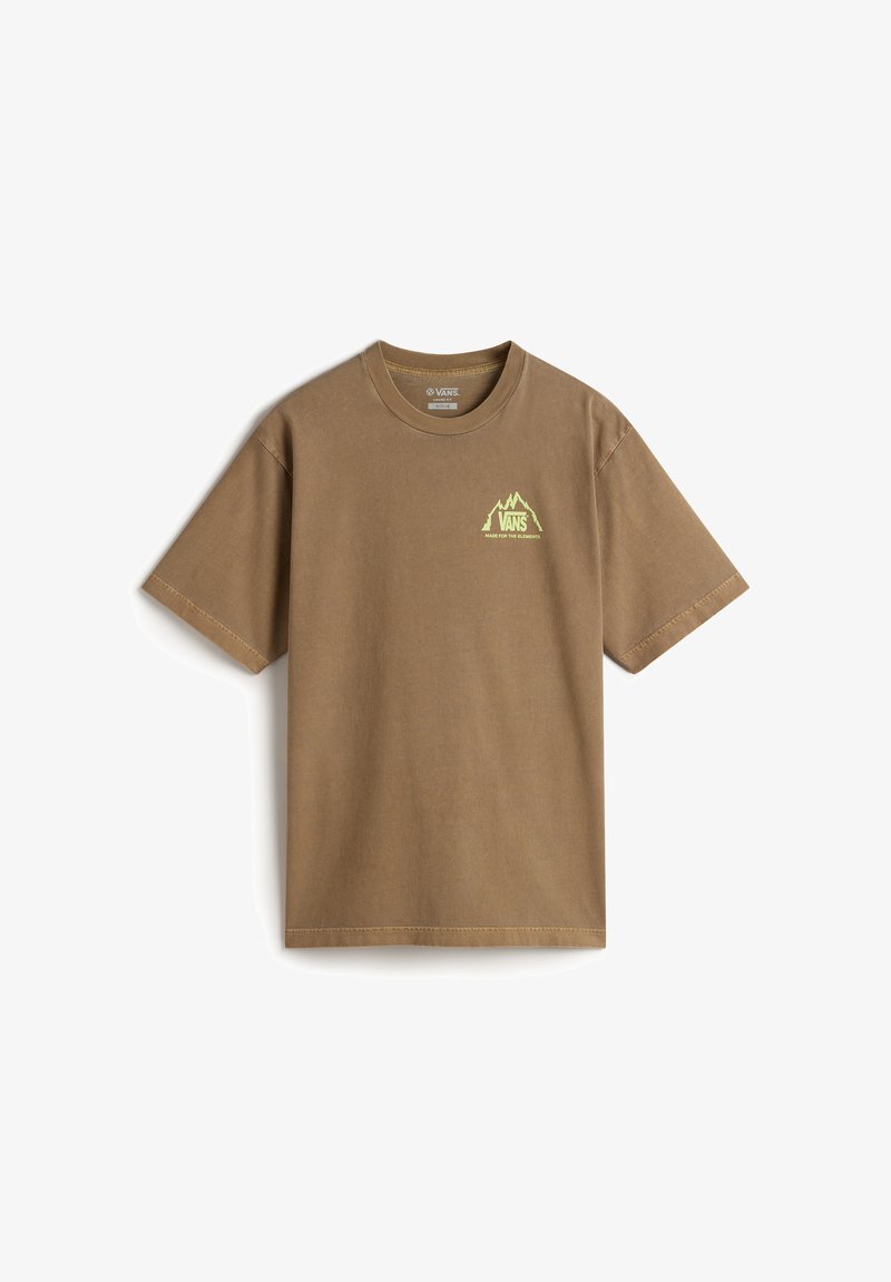 Camiseta de algodón marrón con mangas cortas y escote redondo. Presenta un logo de montaña verde en el lado izquierdo del pecho.