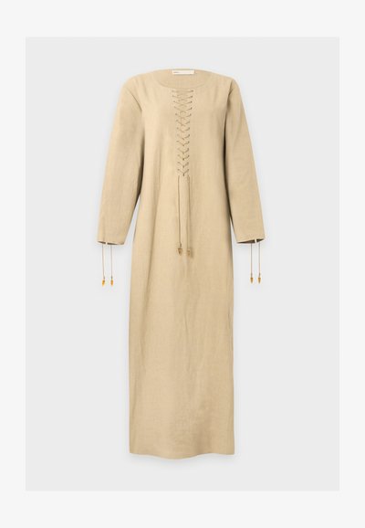 Longue robe beige avec manches longues, détail à lacets sur le devant, et cordons pendants des manches et du laçage central.