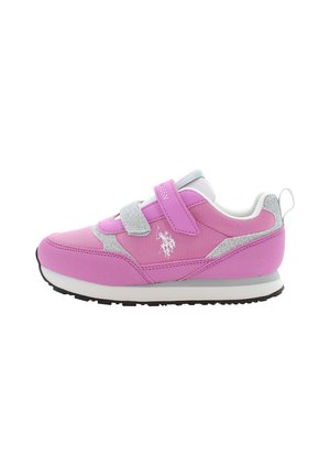 Kinder roze en zilveren sneaker met twee klittenbandsluitingen en een wit logo aan de zijkant, met een zwarte rubberen zool en een trekhaakje bij de hiel.