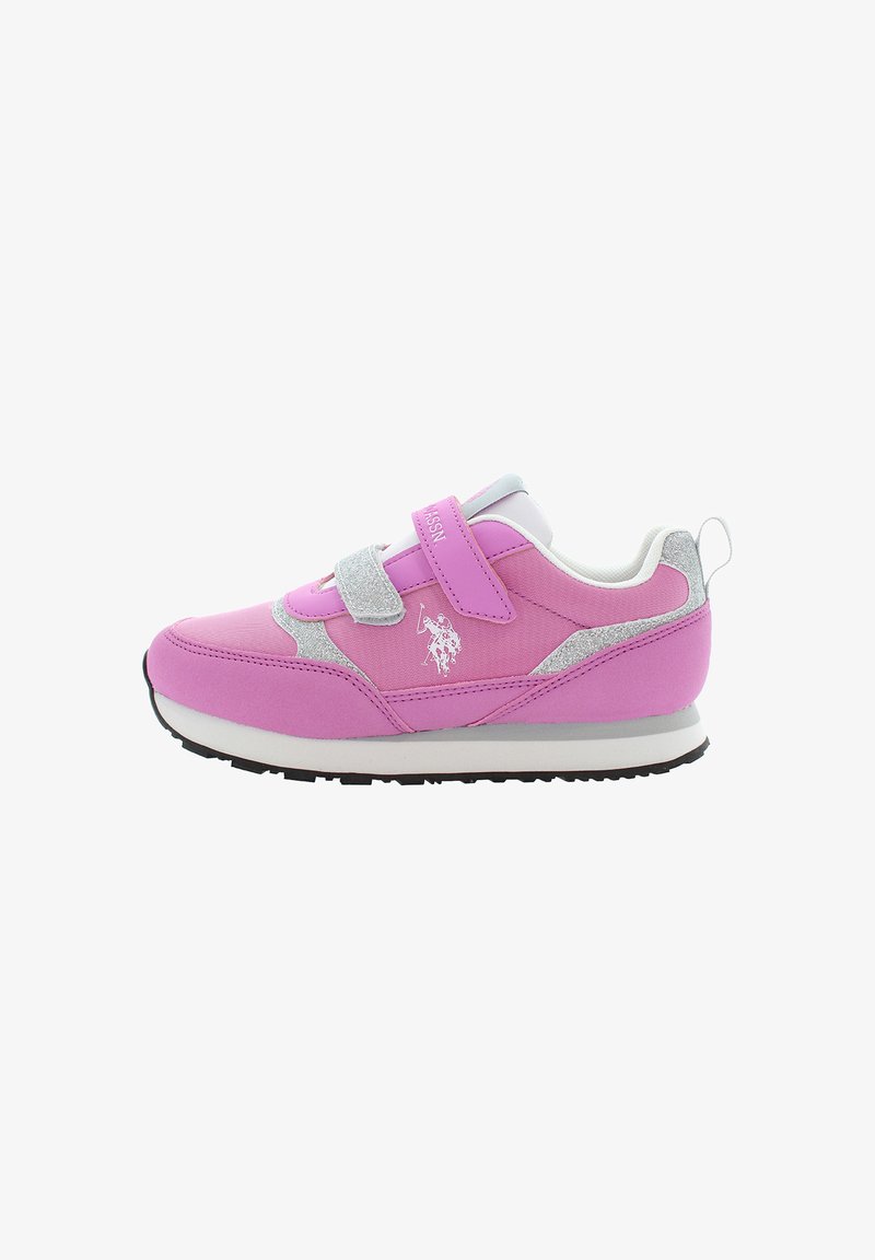 Zapatilla infantil rosa y plateada con dos tiras de velcro y un logo blanco en el lateral, con suela de goma negra y una lengüeta en el talón.