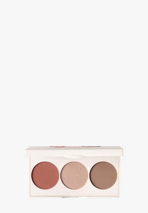 Palette con tre scomparti rotondi: uno marrone rossastro opaco, uno beige lucido e uno marrone chiaro opaco, tutti in una custodia bianca.
