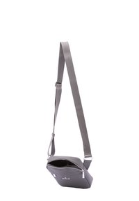 Borsa a tracolla grigia realizzata in materiale morbido, con tracolla regolabile, chiusura con zip, e una texture liscia con design minimalista.
