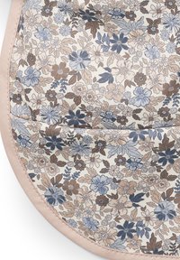Blommönstrad tyg med små blå, beige och bruna blommor på en ljus bakgrund, kantad med en mjuk rosa kant.