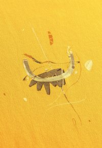 Textuurrijke gele stof met abstracte ontwerpen in bruin, wit en rood, met een opvallende gebogen lijn en bladvormige figuren.