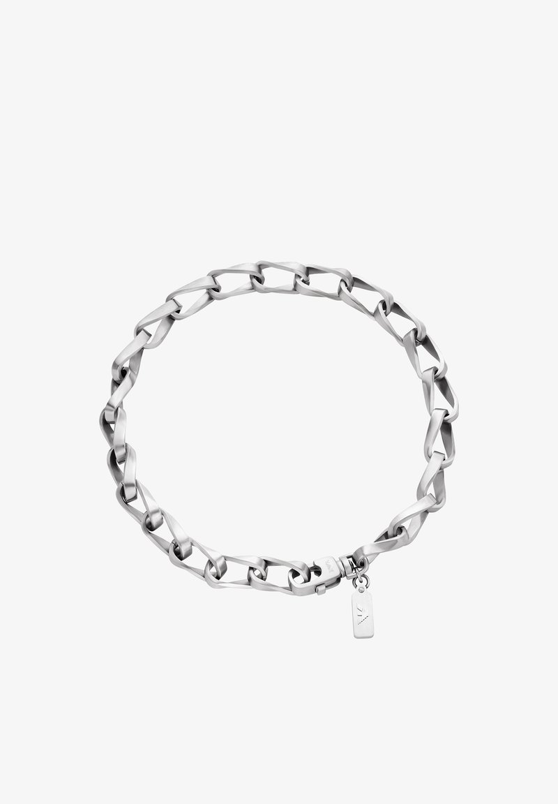 Collier en chaîne métallique argentée avec maillons entrelacés, texture lisse, comportant une petite étiquette avec un insigne de marque.