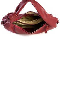 Rode leren handtas met een geknoopte handgreep, open ritscompartimenten, beige binnenvoering bedrukt met het "Pierre Cardin"-logo.