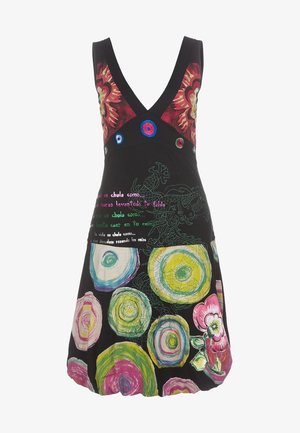 Vestido negro sin mangas con escote en V profundo, patrones concéntricos de círculos coloridos, grandes diseños florales y bordado de texto en español en el frente.