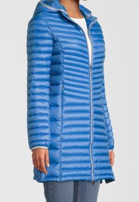 Blå puffy jacka med horisontell quiltad design, zipförslutning, fast huva och elastiska ärmslut. Lättviktsmaterial med en slät yta.