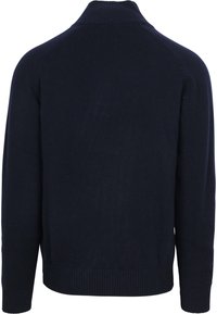 Donkerblauwe gebreide trui met een hoge kraag, geribbelde manchetten en zoom. Gladde textuur met een eenvoudig, naadloos ontwerp aan de achterkant.