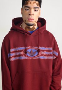 adidas Originals GRAPHIC HOODIE - Camisola - shadow red
