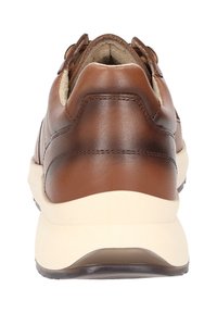 Braune Leder-Sneaker mit glatter Textur, cremefarbener Zwischensohle und Gummi-Außensohle. Verfügt über dezente Nähte und einen gepolsterten Kragen für zusätzlichen Komfort.