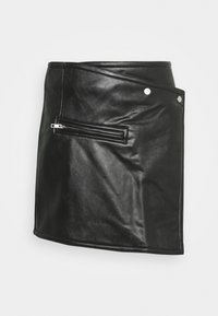 Jupe en cuir noir avec un design à enfiler, dotée d'une poche zippée sur le côté et d'accents en métal. Texture lisse avec une finition élégante.