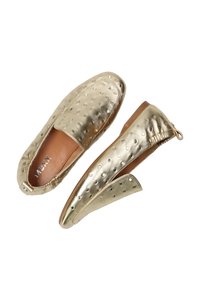 Złote metaliczne mokasyny o fakturze w kropki, z wsuwanym fasonem i elastycznym tylcem. Wnętrze gładkie, z brązową podeszwą.