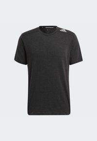 Czarna krótko-sleeve koszulka wykonana z lekkiego materiału. Posiada okrągły dekolt i białe logo Adidas na lewym ramieniu. Gładka tekstura.