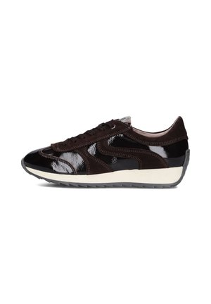 Zwarte en donkerbruine lage sneaker met glanzende en suède texturen, witte middenzool, veters aan de voorkant en grijze rubberen buitenzool.