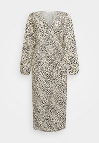 Vestido envolvente de mangas longas em tecido bege com padrão de leopardo preto. Apresenta um decote em V e detalhes franzidos na lateral para um ajuste justo.