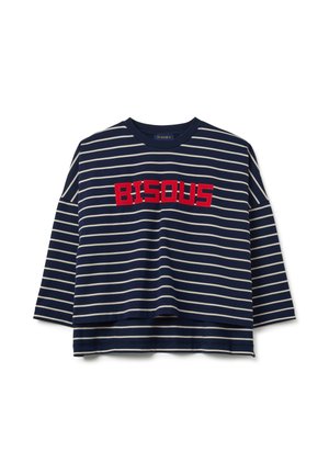 Camisa de manga larga azul marino con rayas horizontales blancas y texto rojo en negrita "BISOUS" en el pecho, cuello redondo y corte holgado.