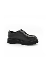 Chaussure en cuir noir avec un bout arrondi, finition lisse, détails cousus et une semelle épaisse et texturée. Conçue pour la durabilité et le confort.