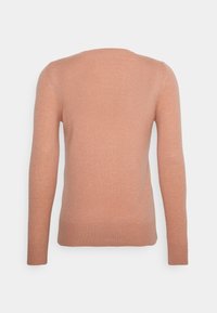 Jasnoróżowy sweter typu pulower z długimi rękawami, okrągłym dekoltem, ściągaczem na dole i mankietach, wykonany z miękkiej, lekkiej dzianiny.