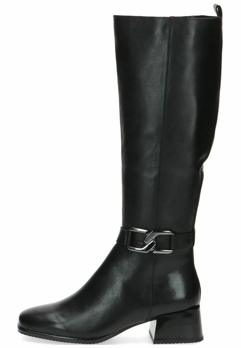 Bota de cuero negra hasta la rodilla con punta afilada, tacón bajo y grueso, y detalle de hebilla lateral. Textura suave y diseño elegante.