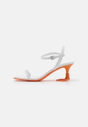 MOSCHINO DUCK - Szandálok - bianco/arancio