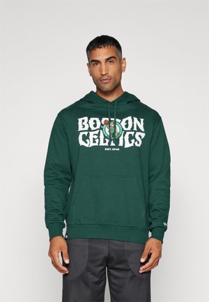 Sudadera con capucha verde con "BOSTON CELTICS" en letras blancas, con un logo en el pecho y un bolsillo frontal. Viene con capucha ajustable con cordones.