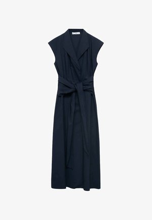 Mørkeblå udenærmet kjole med krave, belagt talje og flydende skørt. Lavet af glat stof med en skræddersyet design.