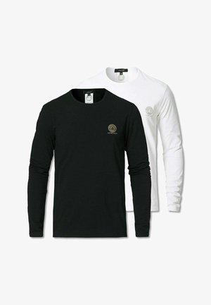 Dwa t-shirty z długim rękawem, jeden czarny, a drugi biały, z okrągłym dekoltem i logo na piersi, wykonane z gładkiego materiału.