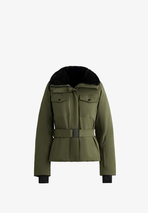 Olivgrüne Steppjacke mit einem schwarzen Kunstfellkragen, tailliertem Schnitt, zwei Brusttaschen und gerippten Bündchen. Glatte Oberfläche, strukturierter Design.