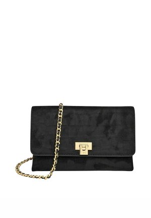 Borsa clutch nera testurizzata con chiusura rettangolare dorata e tracolla a catena dorata su sfondo bianco.