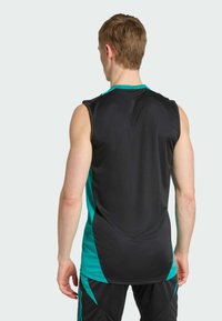 Maglietta atletica senza maniche nera e blu petrolio realizzata in tessuto performante, con una texture liscia e pannelli laterali per la mobilità.