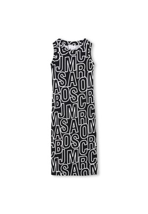 Vestido negro sin mangas con grandes letras en mayúsculas blancas en un patrón repetido, hecho de una tela suave y con escote redondeado.