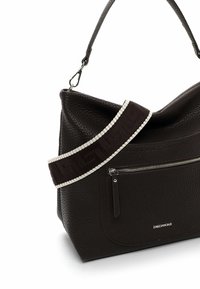 Dunkelbraune Lederhandtasche mit strukturierter Oberfläche, verfügt über eine Reißverschlusstasche und einen gemusterten Stoff-Schulterriemen mit weißen Akzenten.