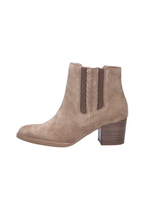 Stivaletto beige in camoscio con tacco a blocco impilato e pannelli laterali elastici per una facile calzata.
