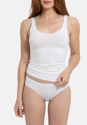 Witte katoenen tanktop met dunne bandjes, ronde halslijn en getailleerd ontwerp. Gecombineerd met witte katoenen slips, tentoongesteld op een neutrale achtergrond.