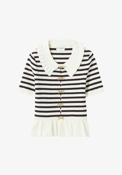 Top de punto de rayas horizontales en blanco y negro de manga corta con cuello y dobladillo con volantes, con cinco pequeños botones dorados en forma de lazo en la parte delantera.
