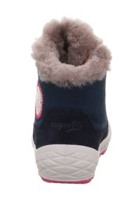Marineblaues Wildleder-Stiefeletten mit einem flauschigen grauen Kragen und einem rosa Akzent. Die Sohle ist mit strukturierten weißen und rosa Farbtönen versehen.