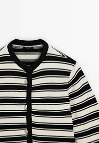 Cardigan en maille à rayures horizontales noires et blanches avec trois boutons argentés et un col arrondi.