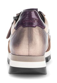 Schoen met een meerkleurig ontwerp met metallic roségouden details, donkerpaarse accenten, suède bruine afwerking en een witte rubberen zool.