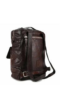 Zaino in pelle marrone dalla texture morbida, forma rettangolare, tracolla regolabile, scomparti con cerniera e dettagli in metallo.